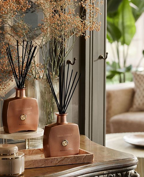 Retrouvez dans cette rubrique, toutes nos astuces et conseils qui vous permettront de rendre votre foyer au cœur de cette fête. Ce blog s’inspire de la décoration style scandinave, pour ces tons chauds et confortable afin de se sentir à l’aise chez soi dans toutes les circonstances !