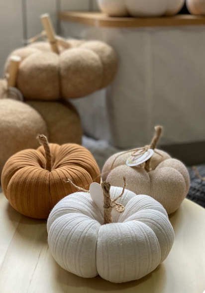 Quelques articles sur le thème d’Halloween :p
Retrouvez dans cette rubrique, toutes nos astuces et conseils qui vous permettront de rendre votre foyer au cœur de cette fête. Ce blog s’inspire de la décoration style scandinave, pour ces tons chauds et confortable afin de se sentir à l’aise chez soi dans toutes les circonstances !